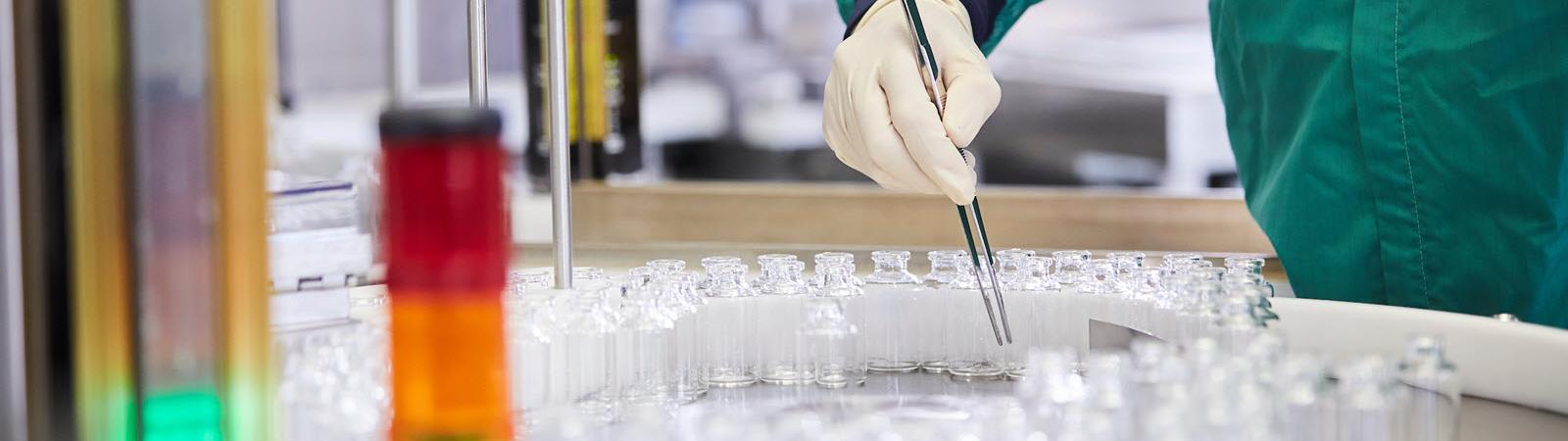 flesjes op de lopende band