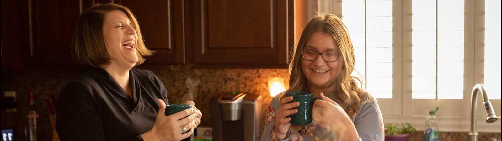 Fibrinogeentekortpatiënt Emily met haar moeder