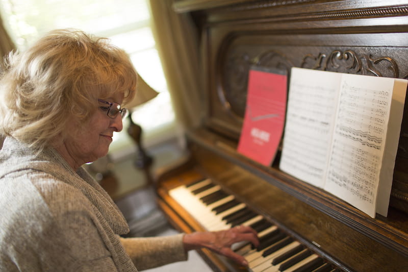 VWD-patiënt die piano speelt