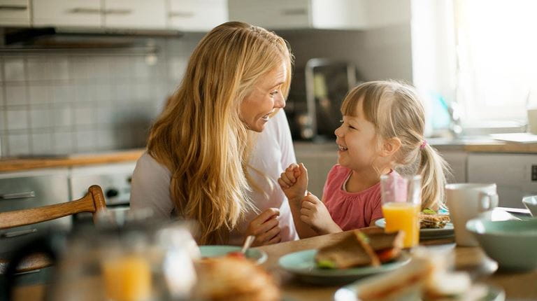 moeder en dochter in de keuken