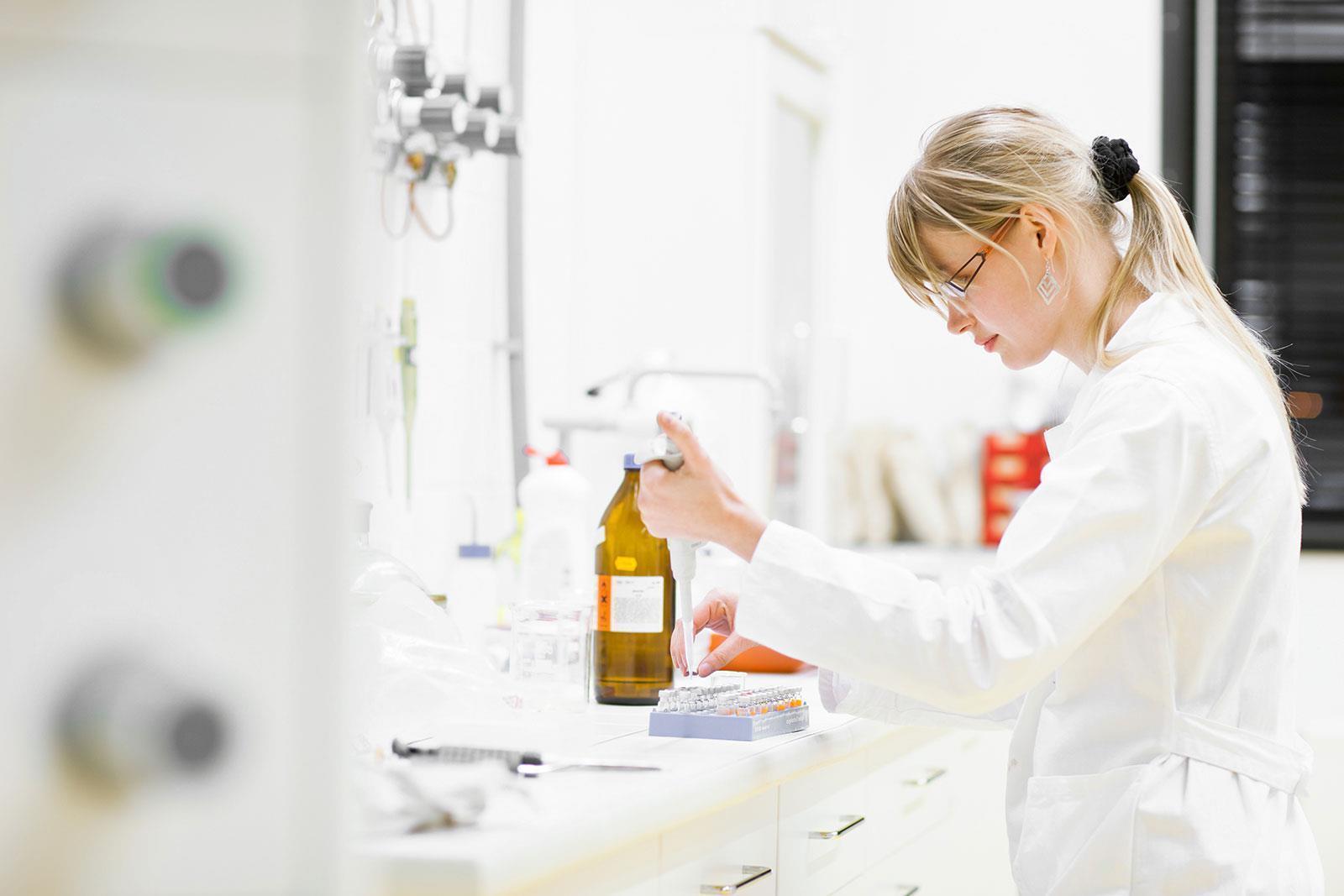 Jonge vrouwelijke onderzoeker